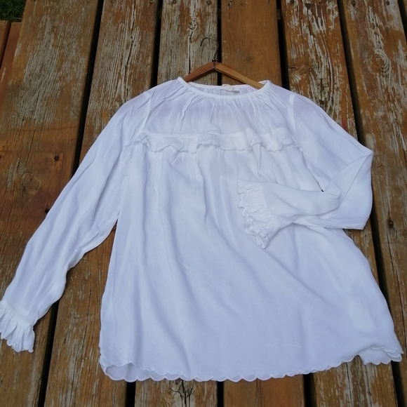 Sold.   White, soft top with scallop trim and details - Picture 4 of 4